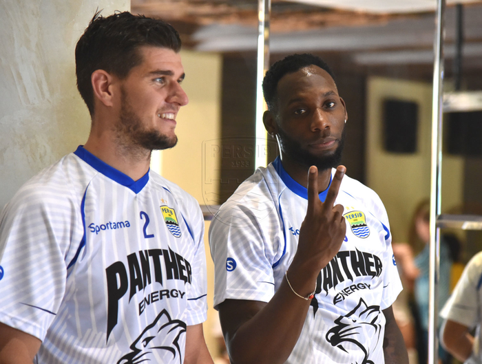 Pemain asing Persib Bandung, Nick Kuipers, bersama Geoffrey Castillion saat mengikuti pemusatan latihan tim di Lembang, Kabupaten Bandung Barat, pada 30 Januari 2020.