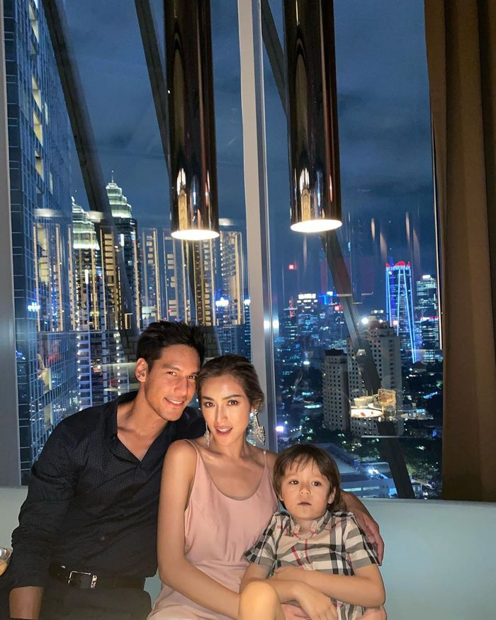 Jessica Iskandar tampil seksi dan memikat kenakan busana backless pamer punggung saat dinner romatis bareng Richard Kyle di hari Ulang Tahunnya