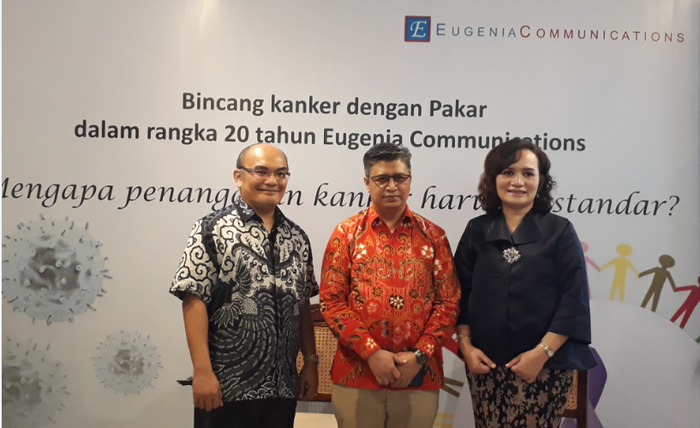 Foto Dr. dr. Ikhwan Rinaldi, Sp.PD-KHOM bersama Eugenia Siahaan Direktur Eugenia Communications,  Tulus Hutabarat Direktur Utama Eugenia Communications