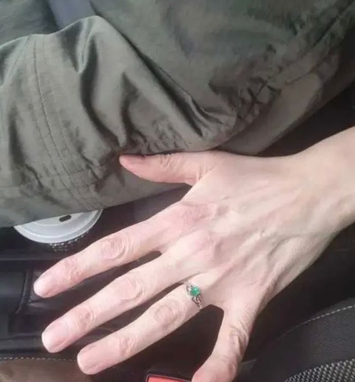 Cincin pernikahan Hazel Jack dari sang calon suami.
