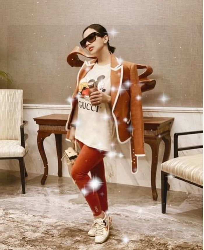 Tampilan modis Syahrini pakai kaus oblong motif Mickey Mouse dari Gucci