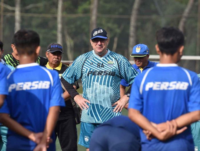 Pelatih Robert Alberts saat memimpin sesi latihan terakhir Persib di Lembang, Jumat (31/1/2020). 