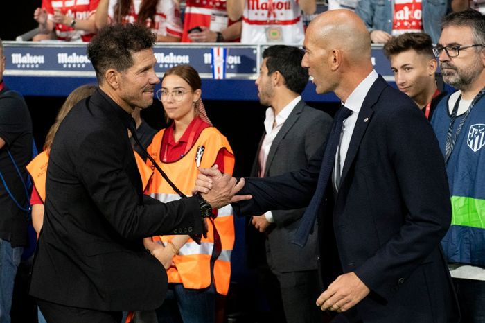 Pelatih Atletico Madrid, Diego Simeone (kiri), menjabat tangan pelatih Real Madrid, Zinedine Zidane (kanan).