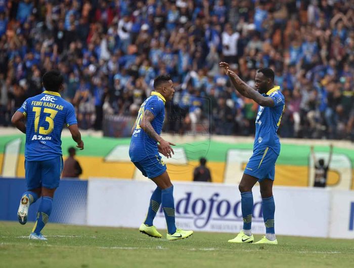 Striker Persib Bandung, Geoffrey Castillion, merayakan gol yang diciptakannya ke gawang Melaka United pada laga uji coba di Stadion Si Jalak Harupat, Bandung, Sabtu (1/2/2020).