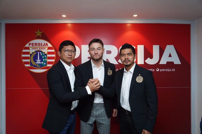 Marc Klok (tengah) saat diperkenalkan sebagai pemain baru Persija Jakarta di hadapan media, di Kantor Persija, Sabtu (1/2/2020).