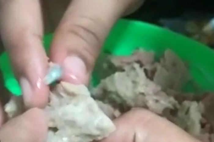 Benda aneh di dalam bakso yang diduga kaki tikus