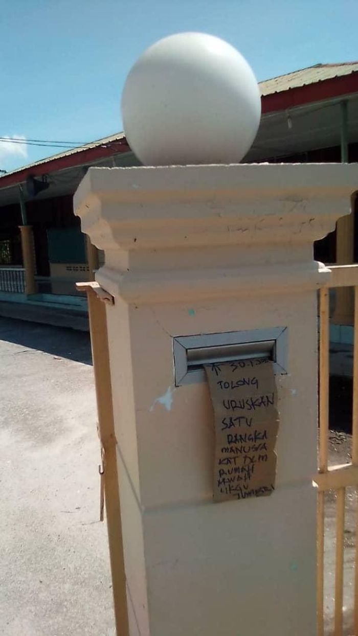 Sebuah surat digantung di dekat masjid.
