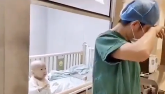 Balita minta pelukan dari ayahnya.