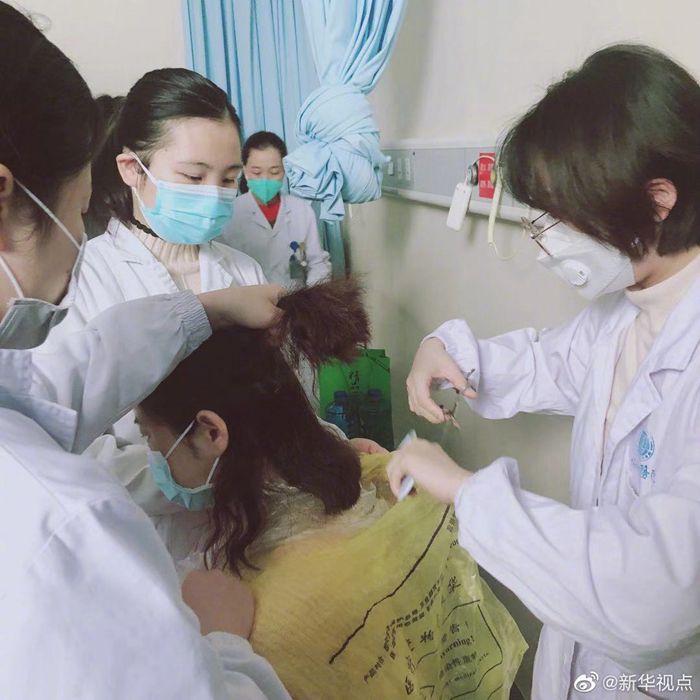 Para perawat pasien virus Corona ramai-ramai memotong rambut indahnya (Sinchew)