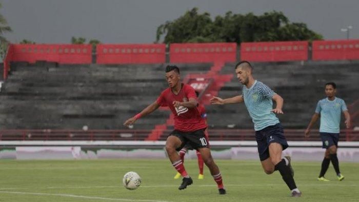Suasana pertandingan Bali United kontra Persela Lamongan di Stadion Kapten I Wayan Dipta, Gianyar, Sabtu (1/2/2020).