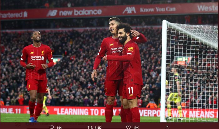 Roberto Firmino dan Mohamed Salah merayakan gol dalam laga Liverpool kontra Southampton pada pekan ke-25 Premier League, Sabtu (1/2/2020), di Anfield.