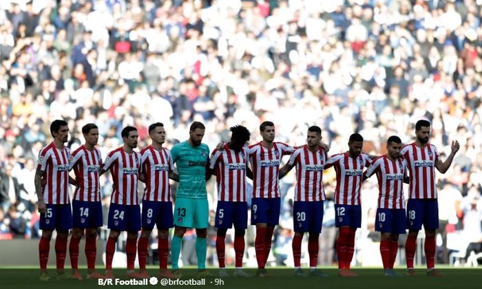 Pemain Atletico Madrid ikut mengheningkan cipta untuk legenda basket Kobe Bryant, jelang kick-off duel di markas Real Madrid, Santiago Bernabeu, 1 Februari 2020.