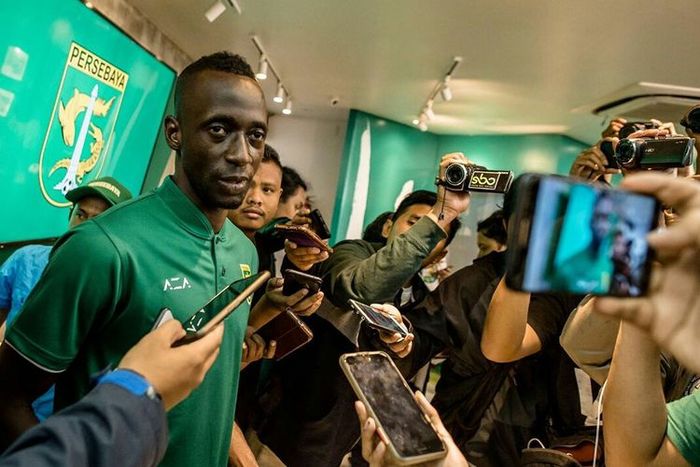 Makan Konate diperkenalkan oleh Persebaya Surabaya sebagai gelandang baru.