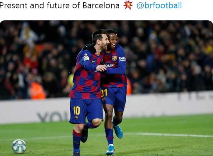 Penyerang Barcelona, Ansu Fati (kanan), merayakan golnya bersama Lionel Messi dalam laga Liga Spanyol melawan Levante di Stadion Camp Nou, Minggu (2/2/2020).