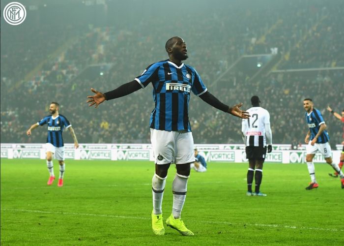 Selebrasi striker Inter Milan, Romelu Lukaku, usai menjebol gawang Udinese pada pertandingan pekan ke-25 Liga Italia, Minggu (2/2/2020).