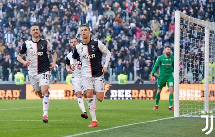 Megabintang Juventus, Cristiano Ronaldo, merayakan gol yang dicetak ke gawang Fiorentina dalam laga Liga Italia di Stadion Allianz, Minggu (2/2/2020).