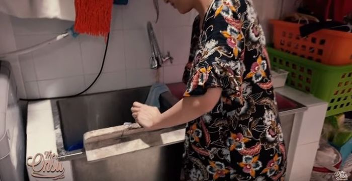 Sarwendah mencuci baju