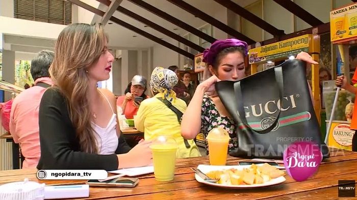 Jessica Iskandar tengah sidak isi tas mewah Nia Ramadhani