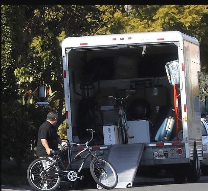 Sebuah mobil van terlihat terparkir di depan rumah Selena Gomez, Los Angeles mengangkut barang mantan.