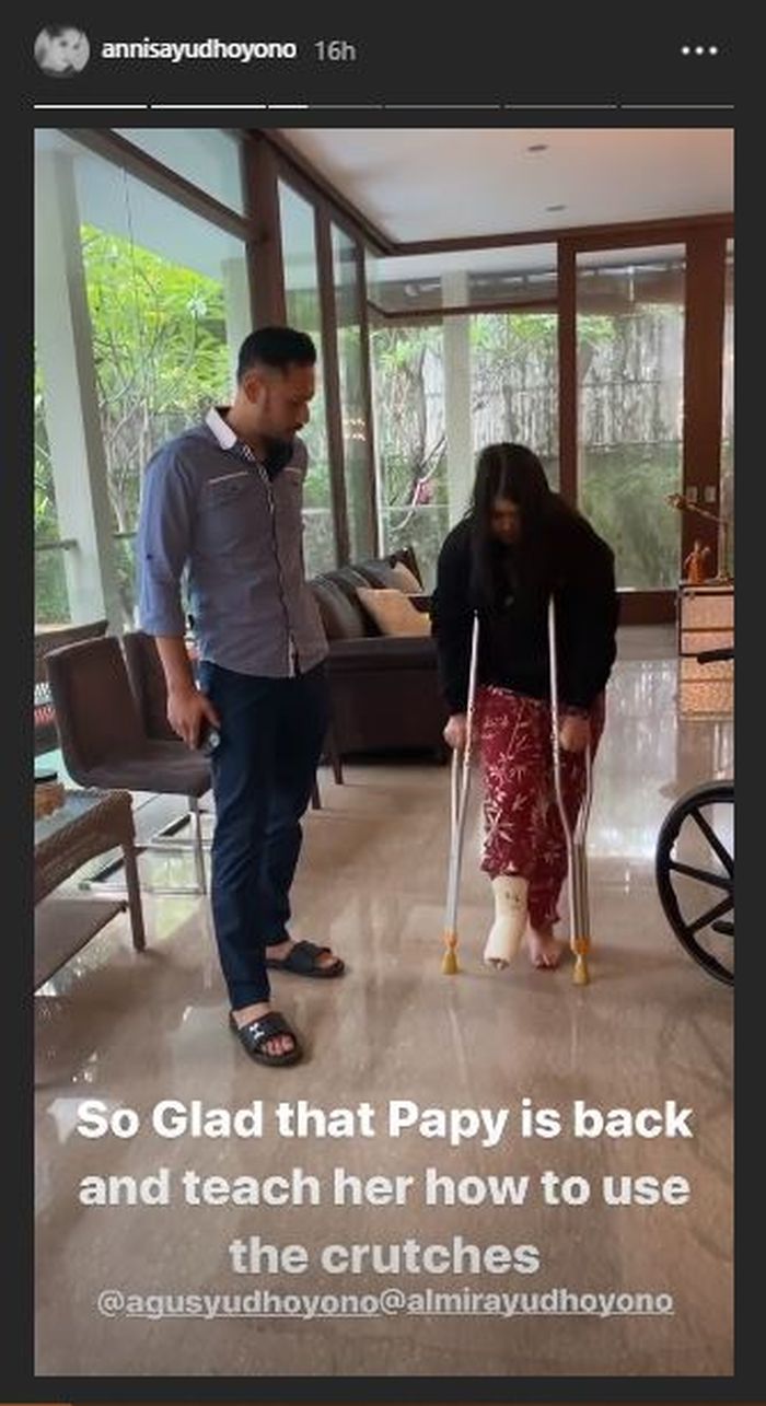 Aira pakai kursi roda
Instagram @annisayudhoyono