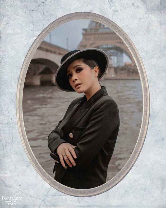 Penampilan Nagita Slavina dengan gaya makeup bold
