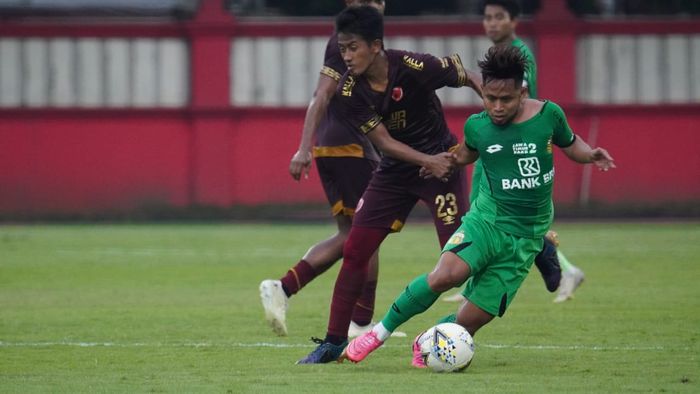 Duel Bayu Gatra dan Andik Vermansah dalam laga uji coba Bhayangkara FC kontra PSM Makassar di Stadion PTIK, Jakarta, Rabu (5/2/2020)