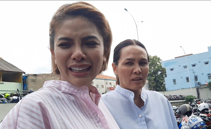 Nikita Mirzani bersama Fitri Salhuteru saat ditemui Grid.ID di kawasan Tendean, Jakarta Selatan, Rabu (5/2/2020).