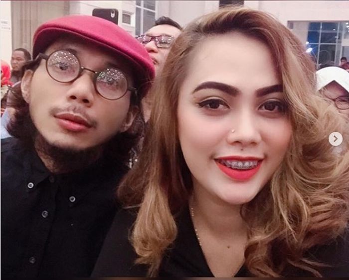 Norman Kamaru dan istri barunya.