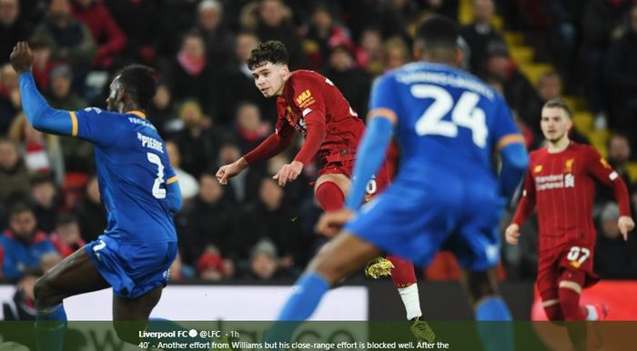 Pemain Liverpool, Neco Williams, mencoba melakukan tembakan ke arah gawang Shrewsbury Town tetapi diblok oleh bek lawan pada pertandingan ulangan babak keempat Piala FA, Selasa (4/2/2020). 