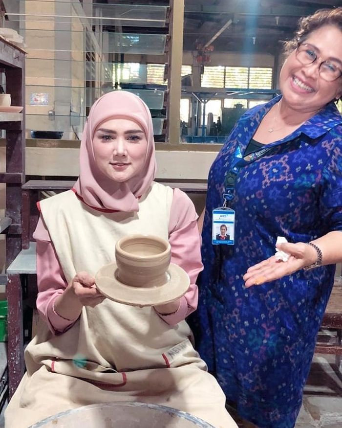 Penampilan Mulan Jameela saat melakukan Kunjungan Kerja Spesifik Komisi VII DPR RI ke Balai Teknologi Industri Kreatif Kramik BPPT Provinsi Bali