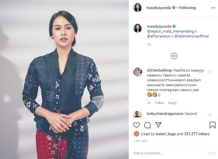 Maudy Ayunda kembali mencuri perhatian dengan penampilan anggunnya mengenakan batik modern