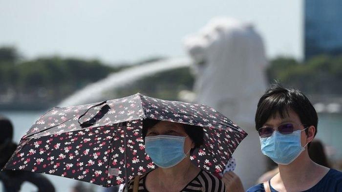 Para warga menggunakan masker guna terhindar dari wabah Virus Corona.