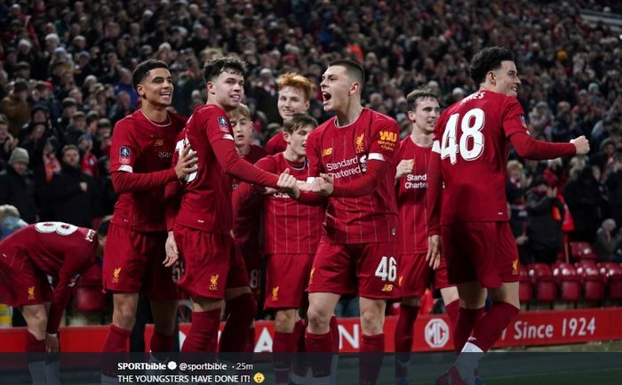 Para pemain muda Liverpool melakukan selebrasi usai gol bunuh diri Shrewsbury Town tercipta di Stadion Anfield pada laga ulangan babak keempat Piala FA, Selasa (4/2/2020).