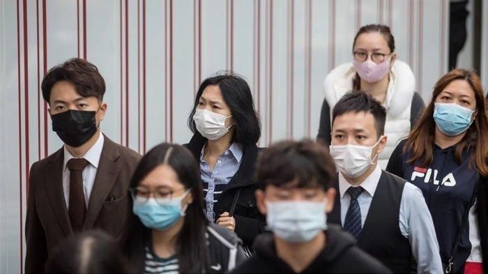 Para warga ramai menggunakan masker agar terhindar dari virus corona.