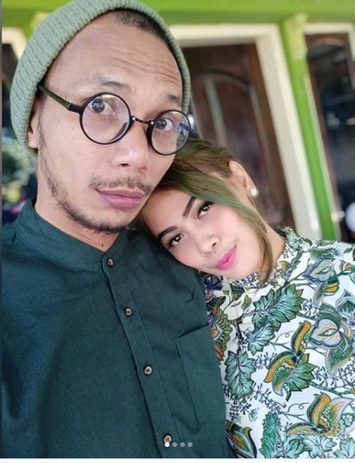 Norman Kamaru dan istri barunya.