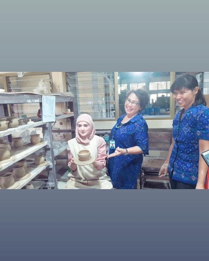 Mulan Jameela justru tampil nyentrik dengan busana hijab model jadul