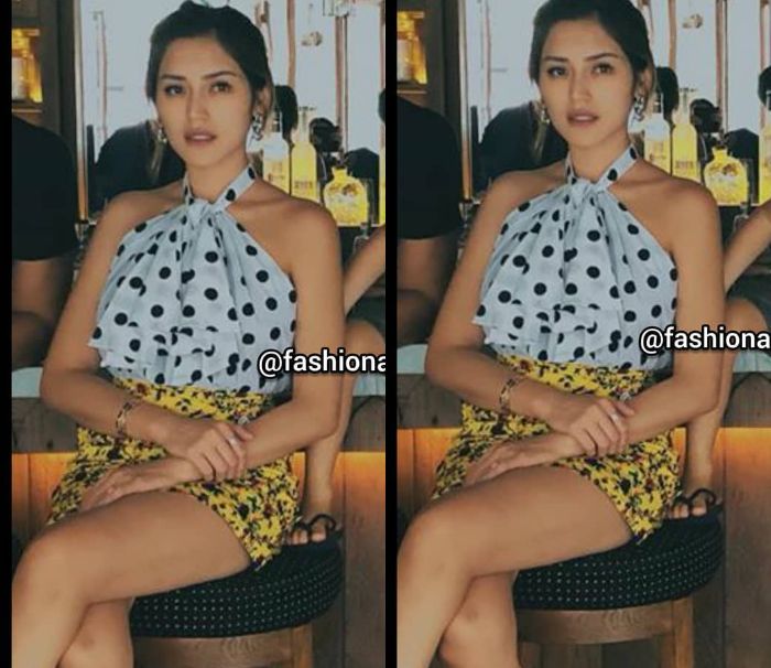 Jedar tampak memesona mengenakan atasan model halter neck motif polkadot bernuansa warna hitam dan putih