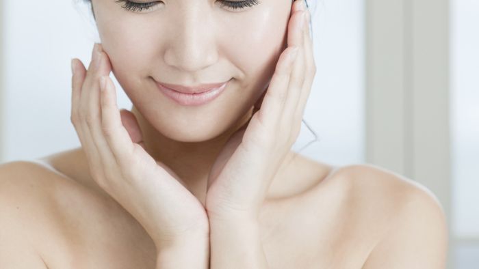 Menggunakan toner dengan cara ditepuk dengan tangan.