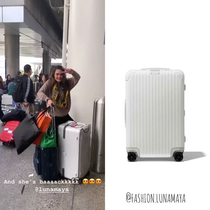 Luna Maya terlihat membawa sebuah koper mewah dari brand Rimowa