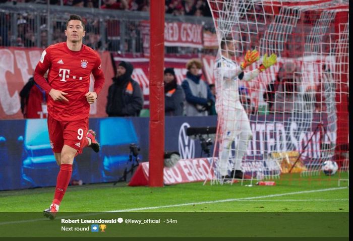 Robert Lewandowski merayakan golnya untuk Bayern Muenchen.