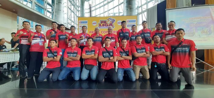 Tim putra Palembang Bank Sumsel Babel berpose seusai menghadiri konferensi pers Seri Ketiga Proliga 2020 di Palembang, Sumatera Selatan, Kamis (6/2/2020).