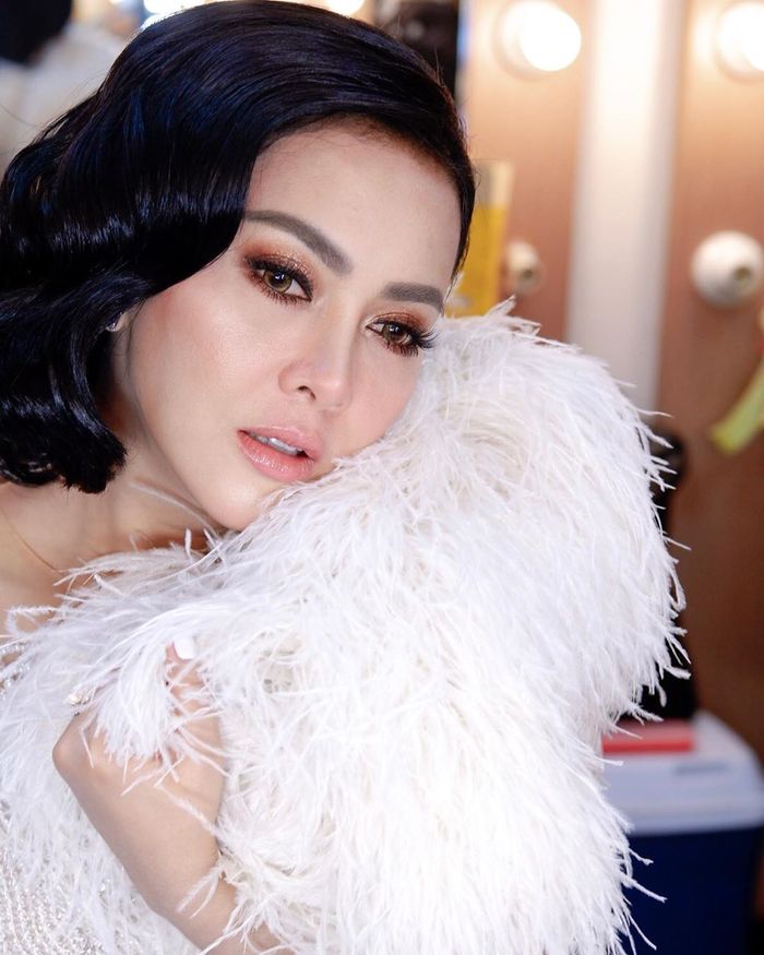 Syahrini sering tampil memesona meski hanya dengan gaya makeup natural simpel