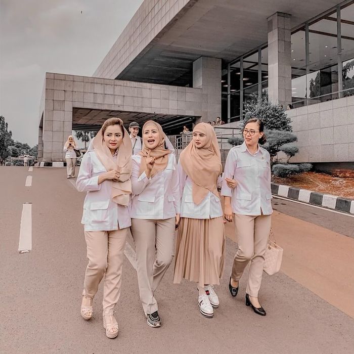 Penampilan modis Mulan Jameela pakai rok plisket