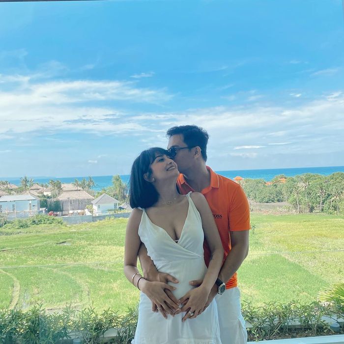 Penampilan seksi Vanessa Angel saat dipeluk suami