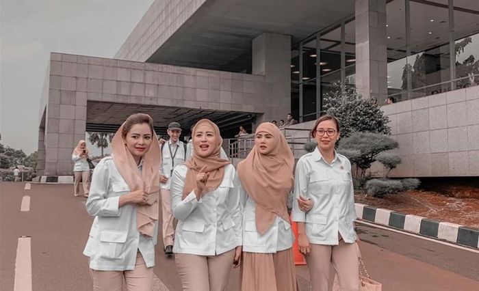 Penampilan modis Mulan Jameela pakai hijab jadul