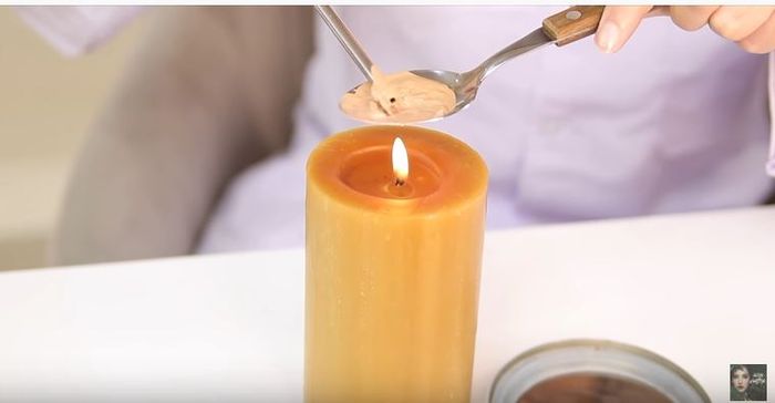 Tasya Farasya menuangkan foundation lalu membakarnya sembari mengaduknya di atas lilin