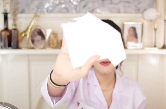 Tasya Farasya mengaplikasikan foundation yang dibakar