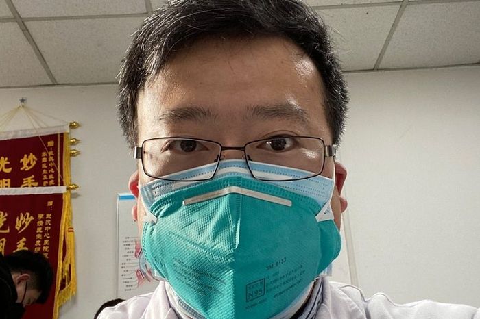 Dokter Li Wenliang yang ditangkap karena mengirim pesan peringatan tentang virus corona, telah meninggal dunia pada Jumat (7/2/2020).
