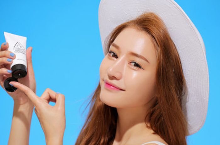Menggunakan jenis sunscreen dengan tingkat SPF yang tepat.