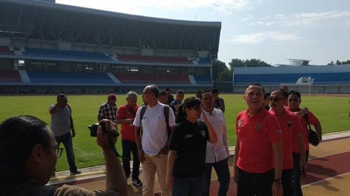 Ketua umum PSSI, Mochamad Iriawan atau Iwan Bule, saat melakukan pengecekan di Stadion Mandala Krida Yogyakarta, Sabtu (8/2/2020).